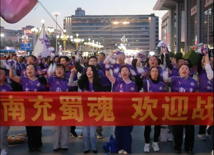米兰体育登录入口-南充丝绸源点队高原集训归来,球迷火车站热烈迎接